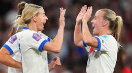Futbalistky Anglicka oslavujú gól
