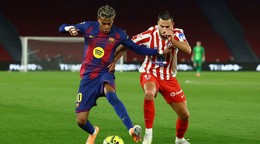 Lamine Yamal z FC Barcelona bojuje o loptu so Slovákom Dávidom Hanckom z Atlética Madrid.