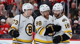 David Pastrňák (88) oslavuje svoj gól proti Detroitu spolu s obrancom Charlie McAvoy (73) a Pavlom Zachom (18).