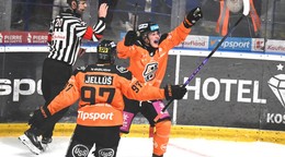 Gólová radosť hráčov Košíc v siedmom zápase štvrťfinále play off hokejovej Tipsport ligy HC Košice - HC MONACObet Banská Bystrica.