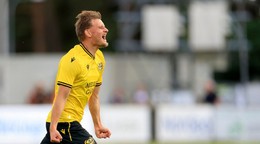Hráč Mjällby Aski Samuelsen oslavuje po tom, ako strelil gól.