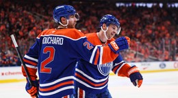 Evan Bouchard v prvom zápase sezóny 2026/27 za Edmonton proti Vancouveru.