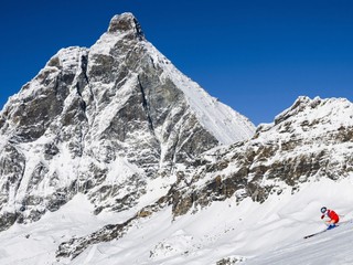 Zjazd v Zermatt-Cervinia pod horou Matterhorn