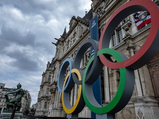 Olympijské kruhy pred parížskou radnicou.