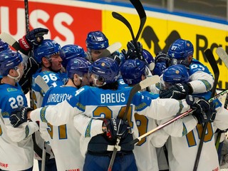 Hokejisti Kazachstanu sa tešia z výhry v zápase Francúzsko - Kazachstan na MS v hokeji 2024. 