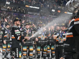 Hráči Košíc s majstrovským pohárom po siedmom zápase finále play off hokejovej Tipos extraligy medzi HC Košice - HK Nitra.