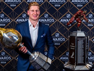 Nathan MacKinnon s oceneniami Hart Memorial Trophy a Ted Lindsay Award za sezónu 2023/2024