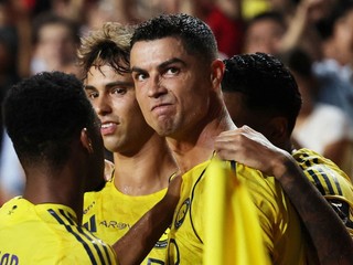 Cristiano Ronaldo sa svojimi spoluhráčmi z klubu Al-Nassr.