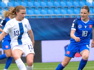 Na snímke zľava Oona Sirenová (Fínsko) a Dominika Škorvánková (Slovensko) bojujú o loptu.