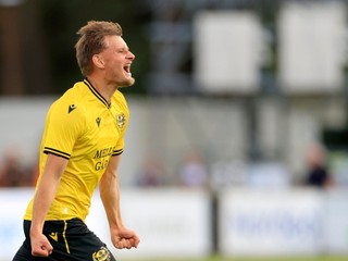 Hráč Mjällby Aski Samuelsen oslavuje po tom, ako strelil gól.