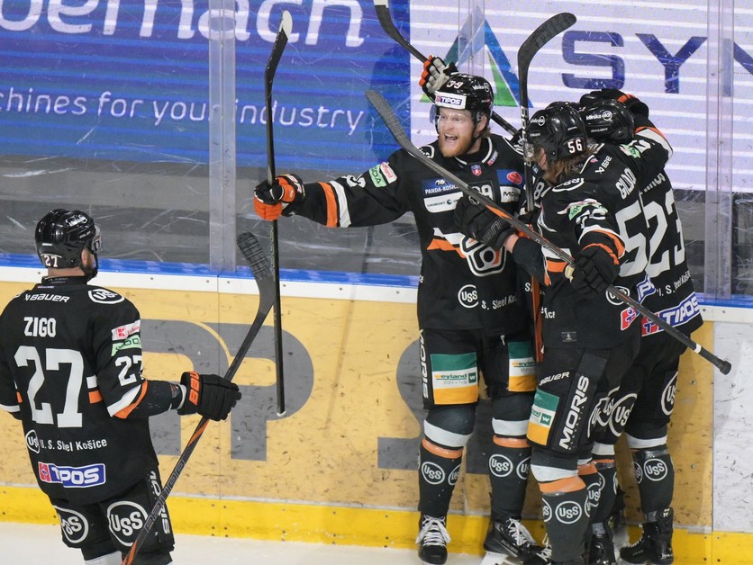 Hokejisti HC Košice sa tešia po strelenom góle proti HK Nitra v 7. zápase finále play-off Tipos extraligy 2024/2025.