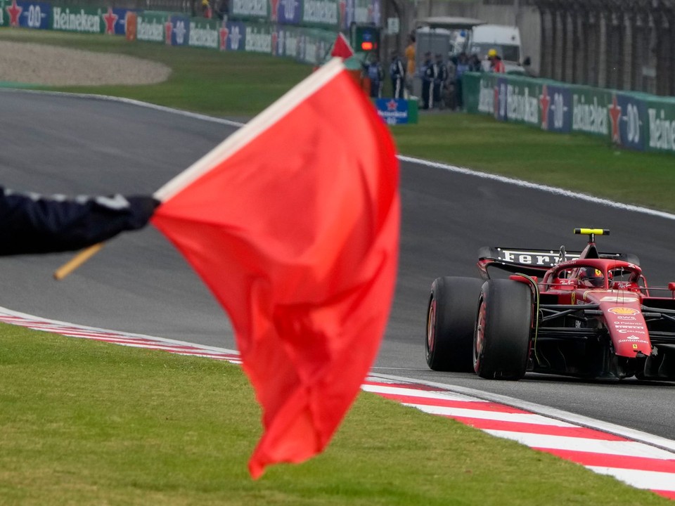Kvalifikácia na Veľkú cenu Číny F1 bola prerušená po nehoda Carlosa Sainza.