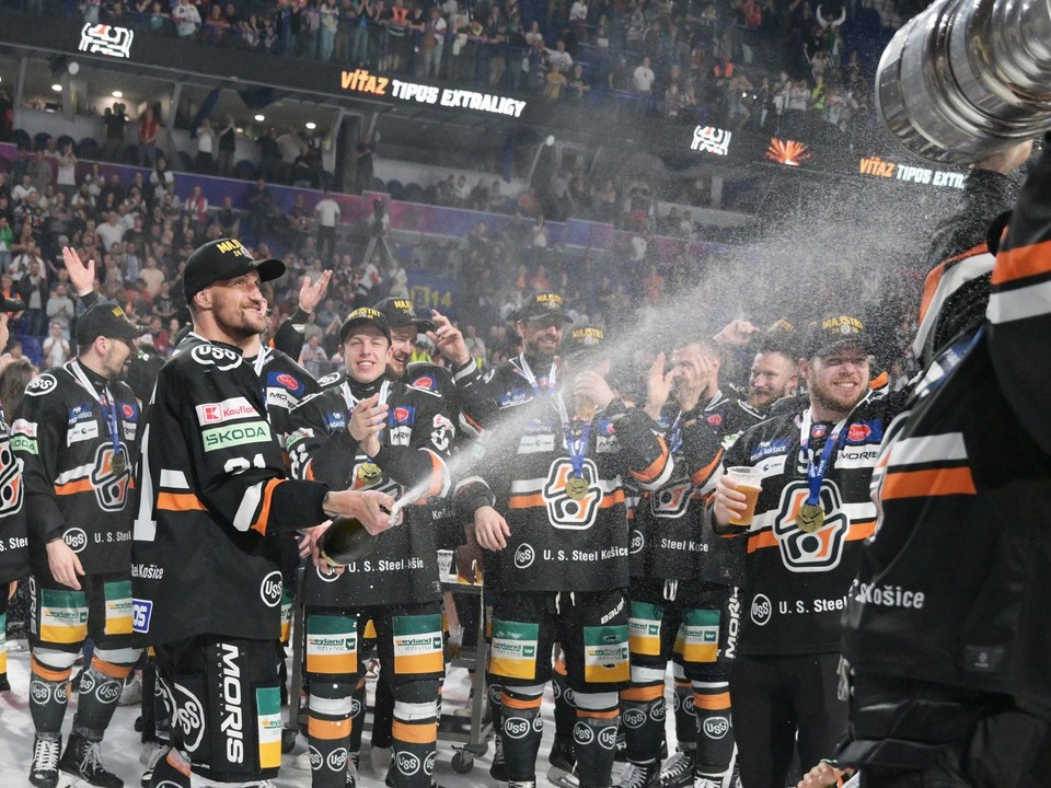 Hráči Košíc s majstrovským pohárom po siedmom zápase finále play off hokejovej Tipos extraligy medzi HC Košice - HK Nitra.