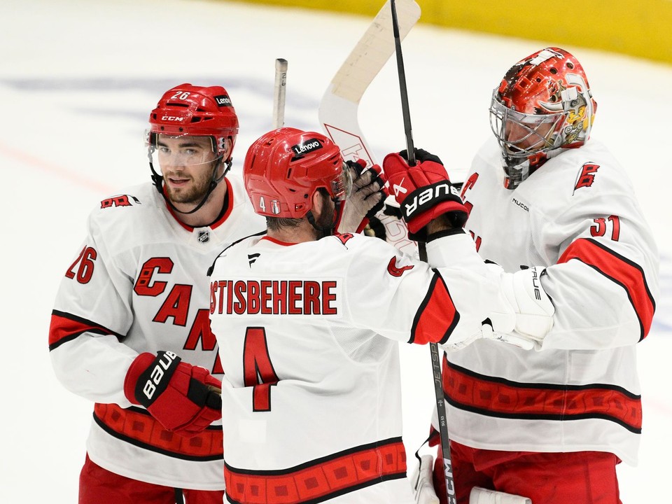 Radosť hokejistov Carolina Hurricanes. 