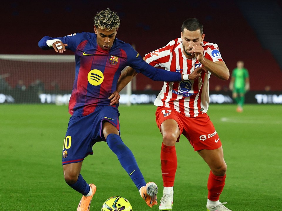 Lamine Yamal z FC Barcelona bojuje o loptu so Slovákom Dávidom Hanckom z Atlética Madrid.