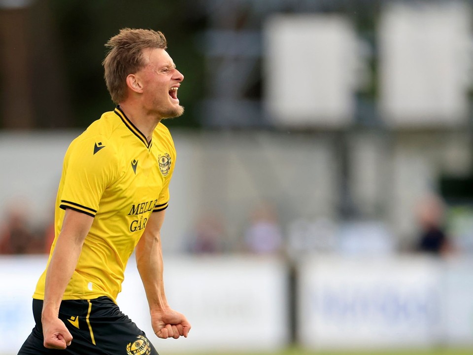 Hráč Mjällby Aski Samuelsen oslavuje po tom, ako strelil gól.