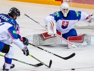 Brankár Branislav Konrád v zápase Slovensko - Veľká Británia na MS v hokeji 2021.