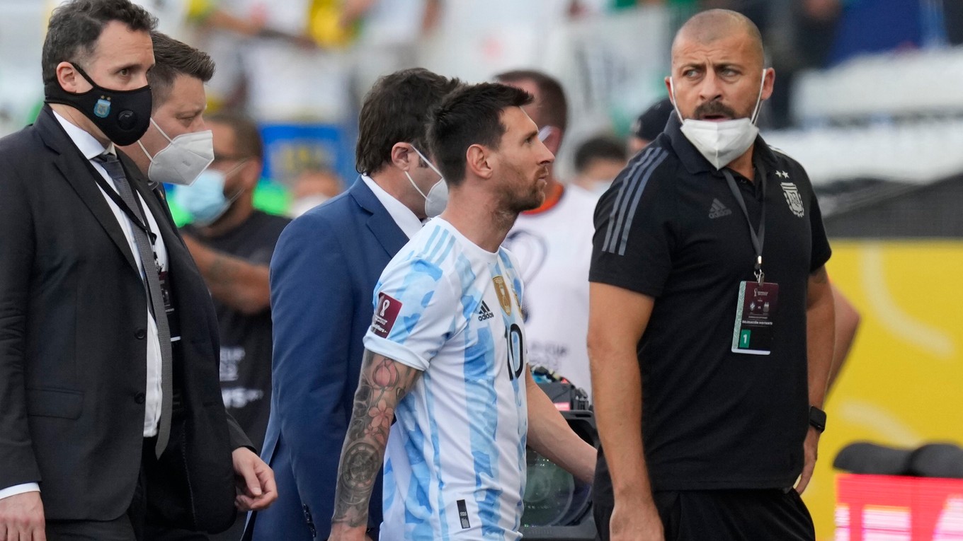 Lionel Messi kráča z ihriska po prerušení zápasu medzi Brazíliou a Argentínou.