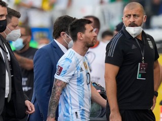 Lionel Messi kráča z ihriska po prerušení zápasu medzi Brazíliou a Argentínou.