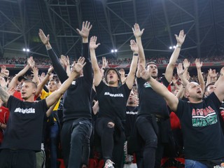 Maďarskí fanúšikovia počas zápasu Maďarsko - Anglicko, kvalifikácia na MS vo futbale 2022.