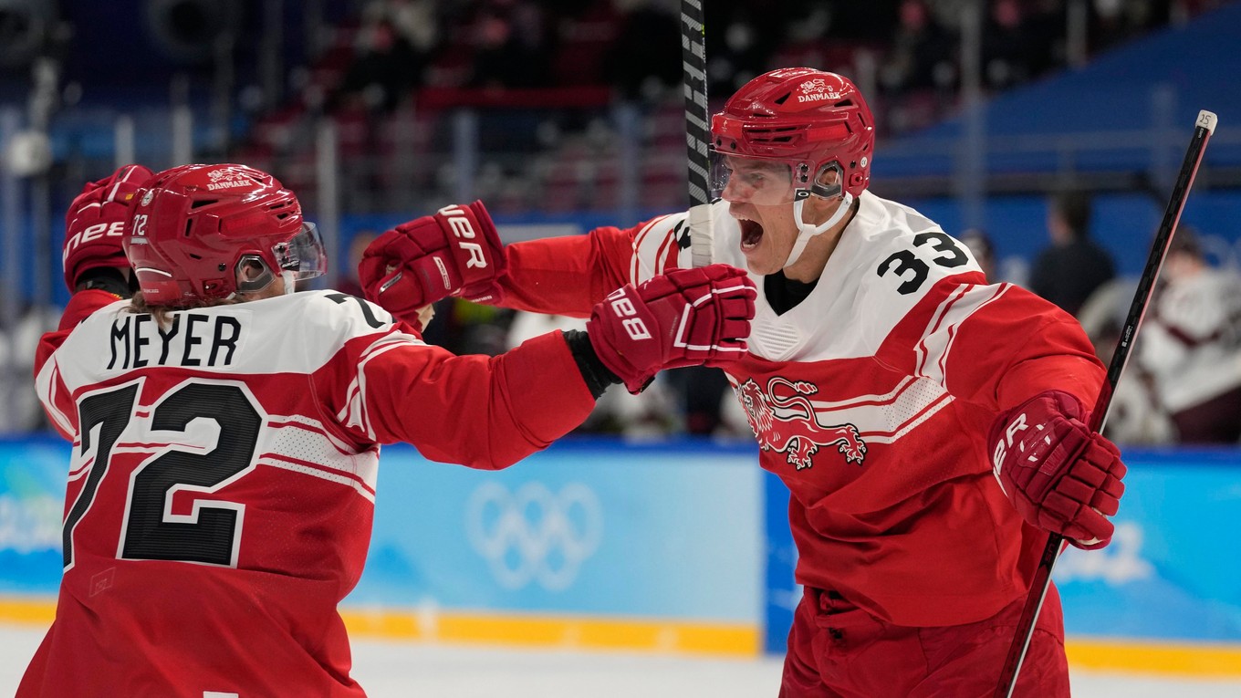 Hokejisti Dánska sa tešia z gólu v zápase proti Lotyšsku na ZOH 2022 v Pekingu. 