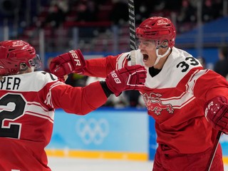 Hokejisti Dánska sa tešia z gólu v zápase proti Lotyšsku na ZOH 2022 v Pekingu. 