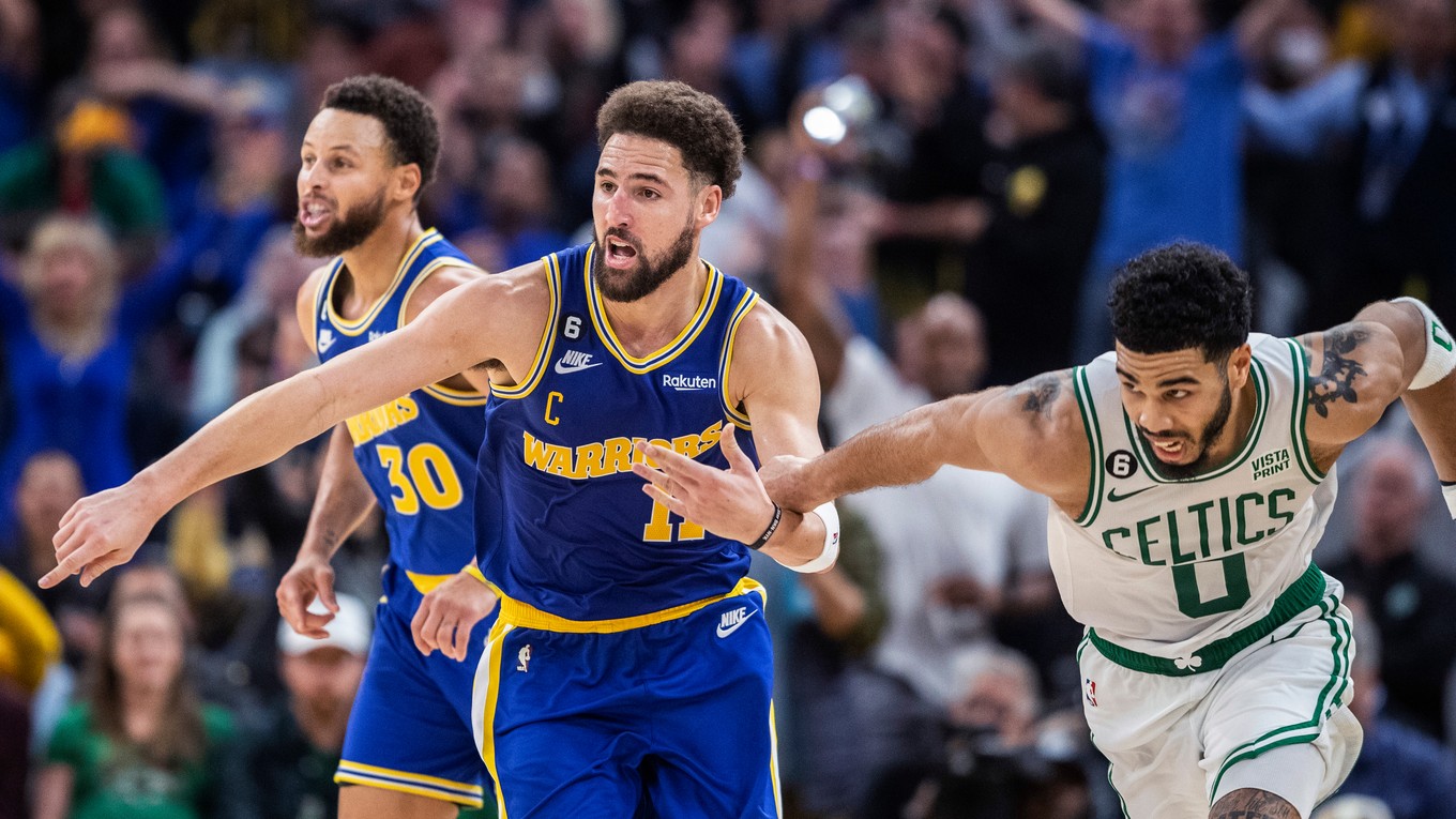 Klay Thompson a Jayson Tatum v zápase medzi Golden State a Bostonom.