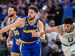 Klay Thompson a Jayson Tatum v zápase medzi Golden State a Bostonom.