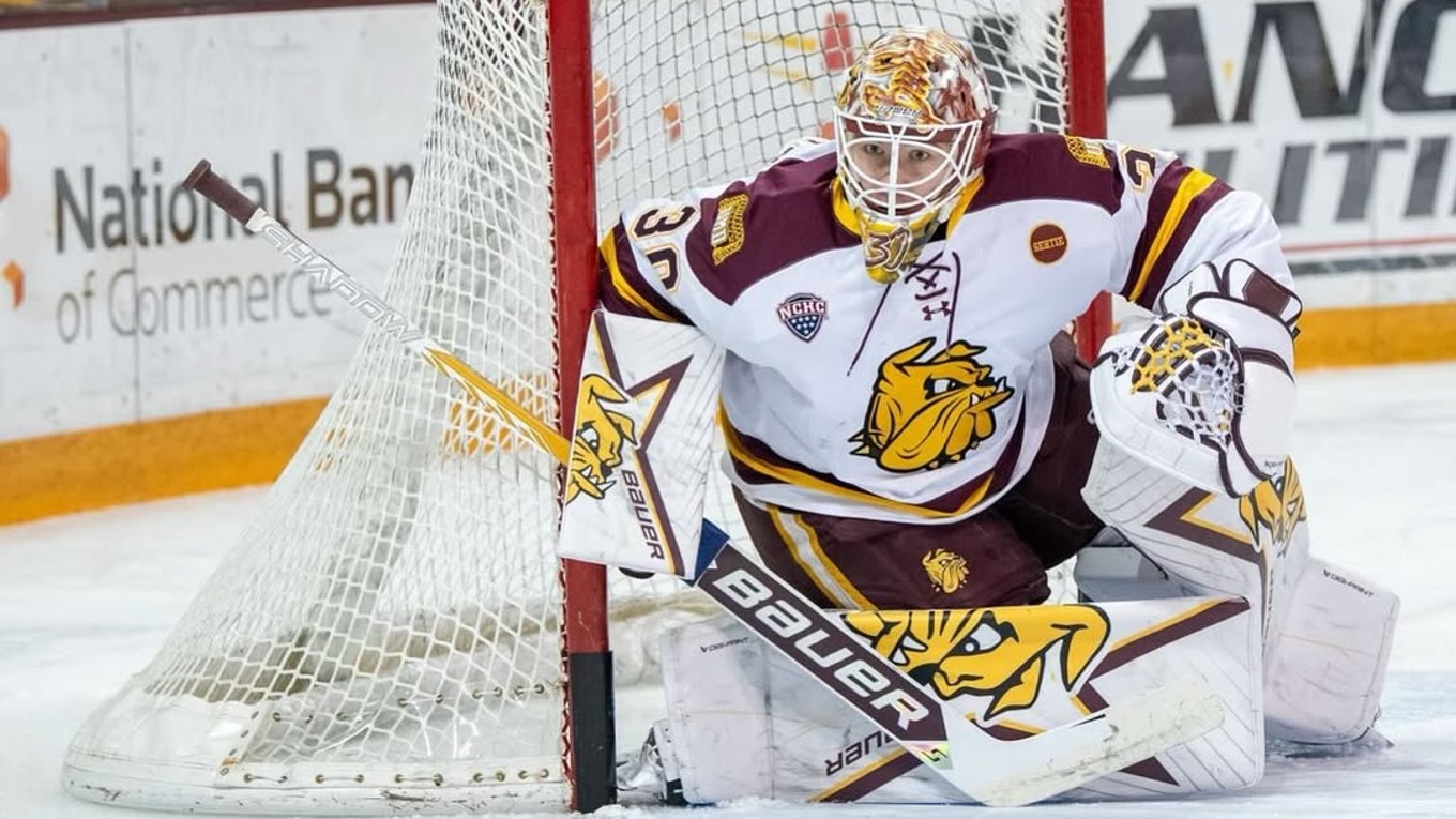 Adam Gajan v bránke UMD Bulldogs.