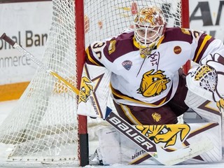 Adam Gajan v bránke UMD Bulldogs.