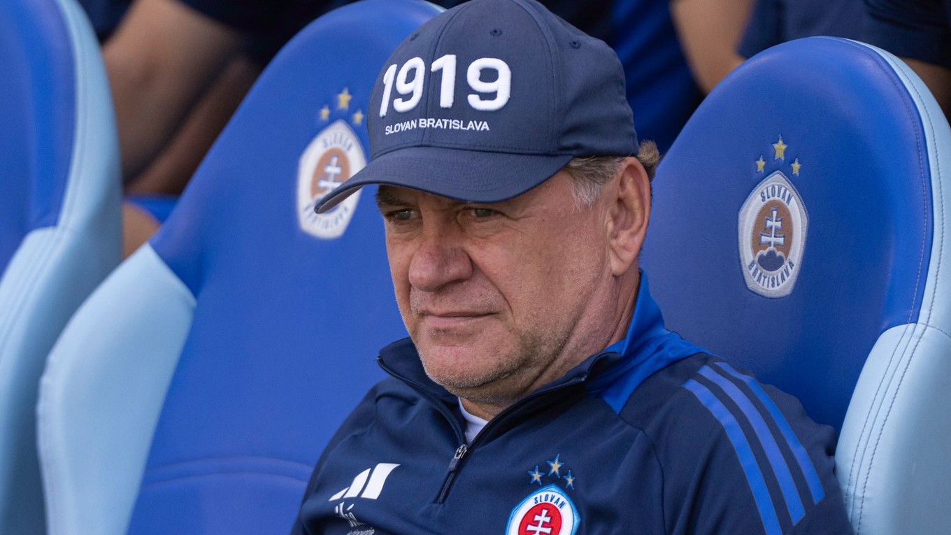 Na snímke tréner Slovana Vladimír Weiss st. počas prípravného zápasu medzi ŠK Slovan Bratislava - FC Midtjylland.