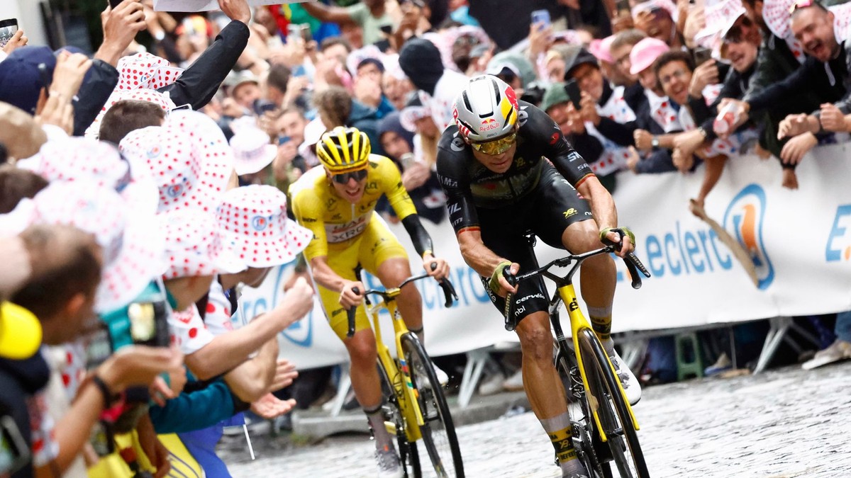 Wout van Aert a Tadej Pogačar v stúpaní Montmartre v 21. etape Tour de France 2025.