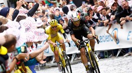 Wout van Aert a Tadej Pogačar v stúpaní Montmartre v 21. etape Tour de France 2025.