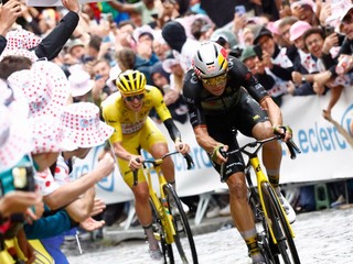 Wout van Aert a Tadej Pogačar v stúpaní Montmartre v 21. etape Tour de France 2025.