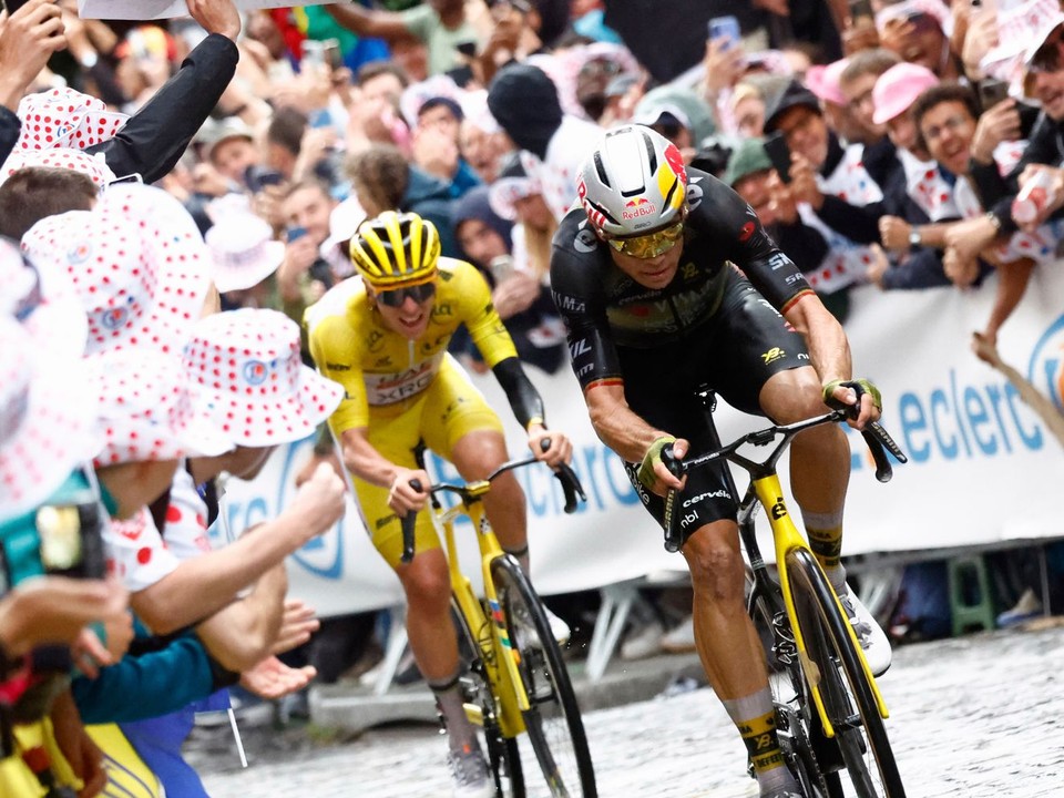 Wout van Aert a Tadej Pogačar v stúpaní Montmartre v 21. etape Tour de France 2025.