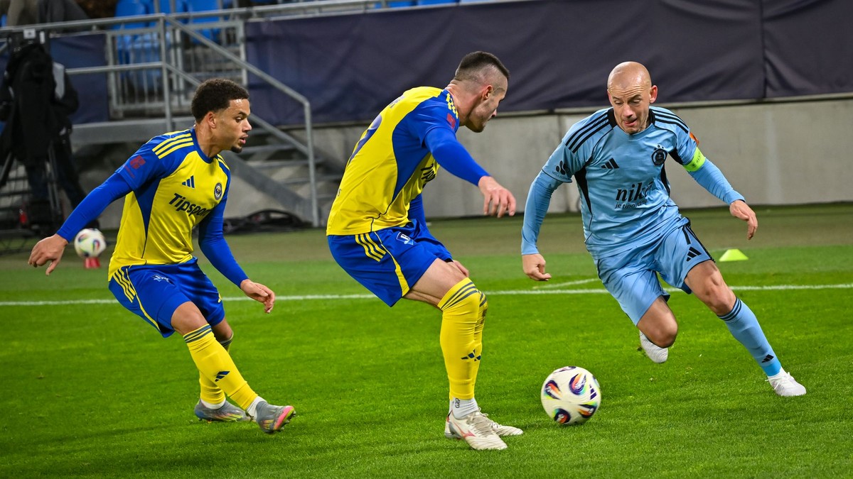 Na snímke zľava Kai Brosnan, Matej Čurma (obaja Michalovce) a Vladimír Weiss ml. (Slovan)