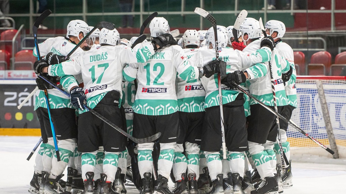 Hráči Skalice sa tešia z gólu.