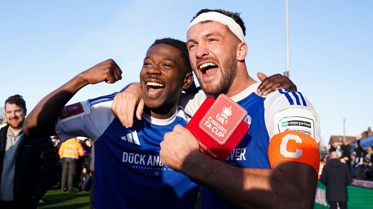 Isaac Buckley-Ricketts a Paul Dawson oslavujú triumf Macclesfieldu