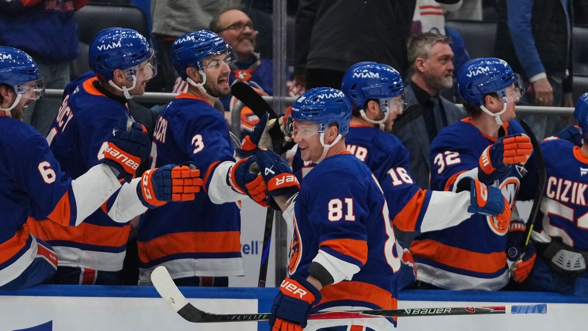 Ondrej Palát (81) oslavuje gól so striedačkou New Yorku Islanders.