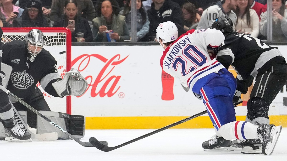 Útočník Montrealu Juraj Slafkovský strieľa gól v zápase proti Los Angeles. 