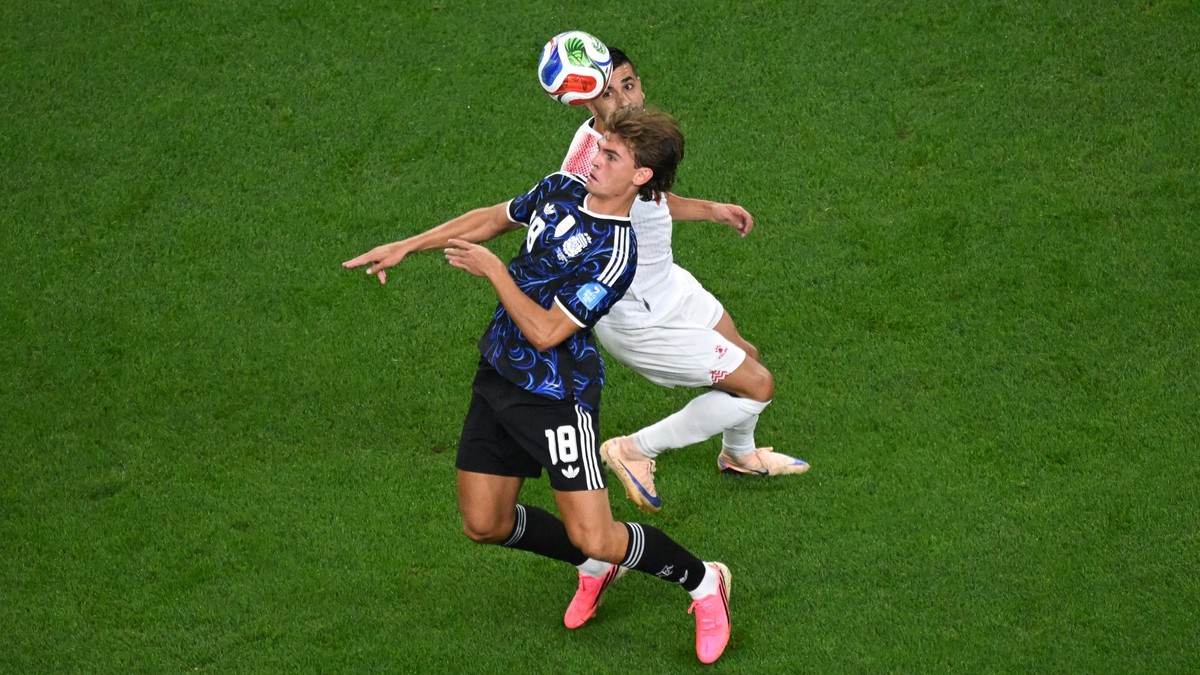 Nico Paz (18) počas zápasu skupiny J na Majstrovstvách sveta vo futbale medzi Jordánskom a Argentínou.