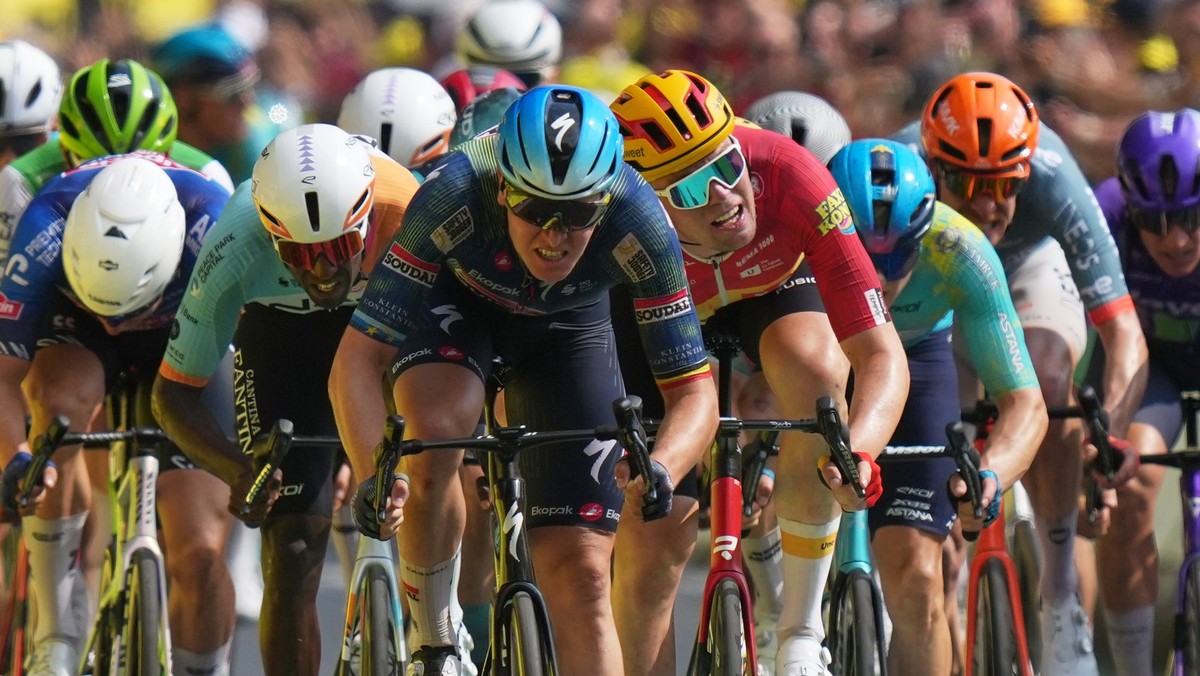 Cyklisti počas Tour de France 2026.