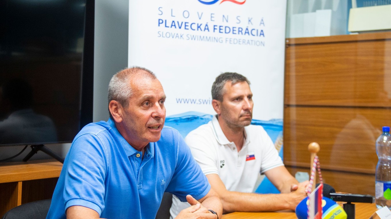 Zľava prezident Slovenskej plaveckej federácie Ivan Šulek a tréner plaveckej reprezentácie SR Roman Havrlant.