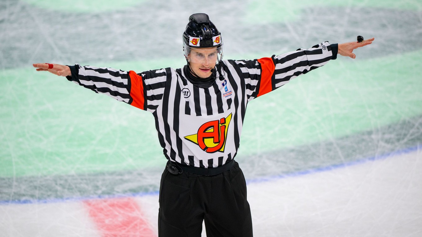 Rozhodca rozpažuje ruky po neuznanom góle v zápase Slovensko - Slovinsko na MS v hokeji 2025. 