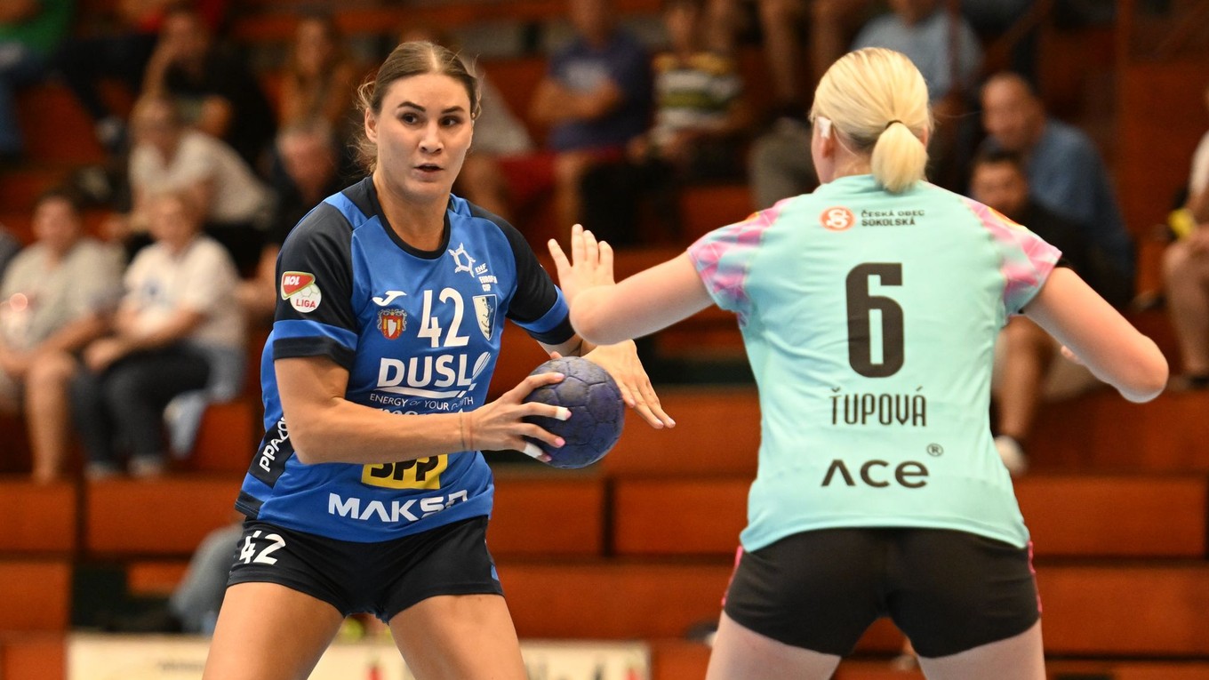 Slovenská hádzanárka Karin Bujnochová (vľavo) v zápase Šaľa - Písek v 1. kole MOL ligy. 