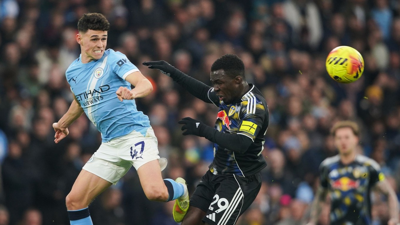 Hráč Manchestru City Phil Foden (vľavo) a Wilfried Gnonto z Leedsu v súboji o loptu 