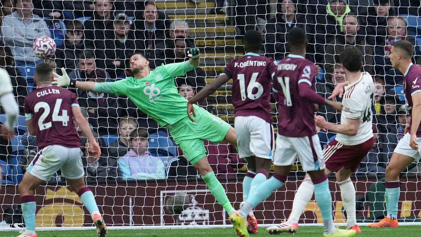 Martin Dúbravka inkasuje po hlavičke Declana Ricea.