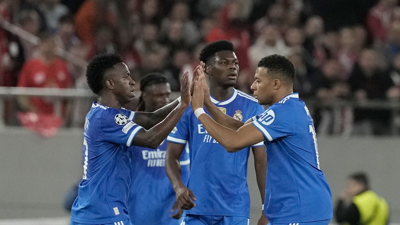 Kylian Mbappé oslavuje so spoluhráčmi gól v sieti Olympiakosu.