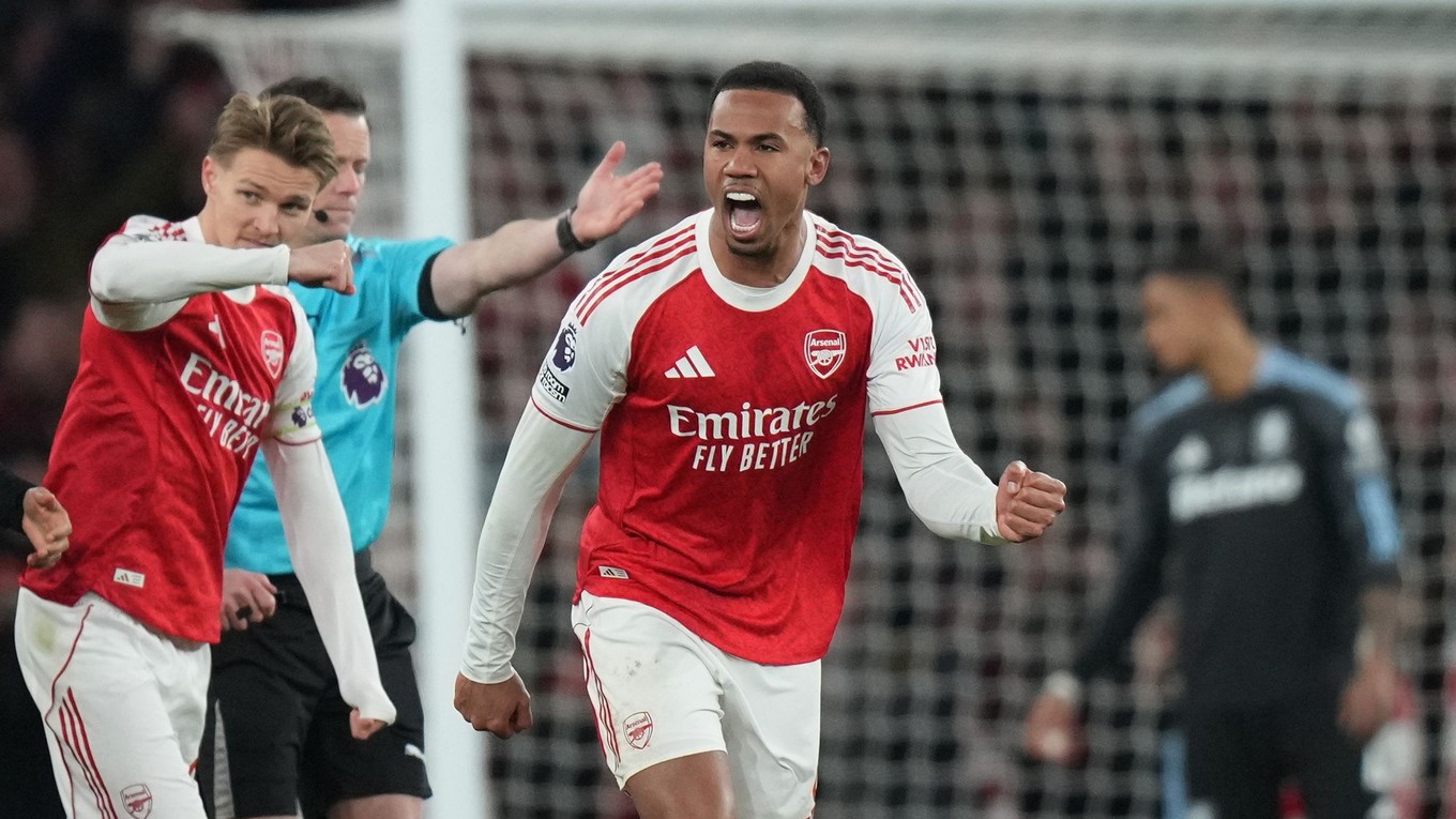 Arsenal oslavuje gól.  