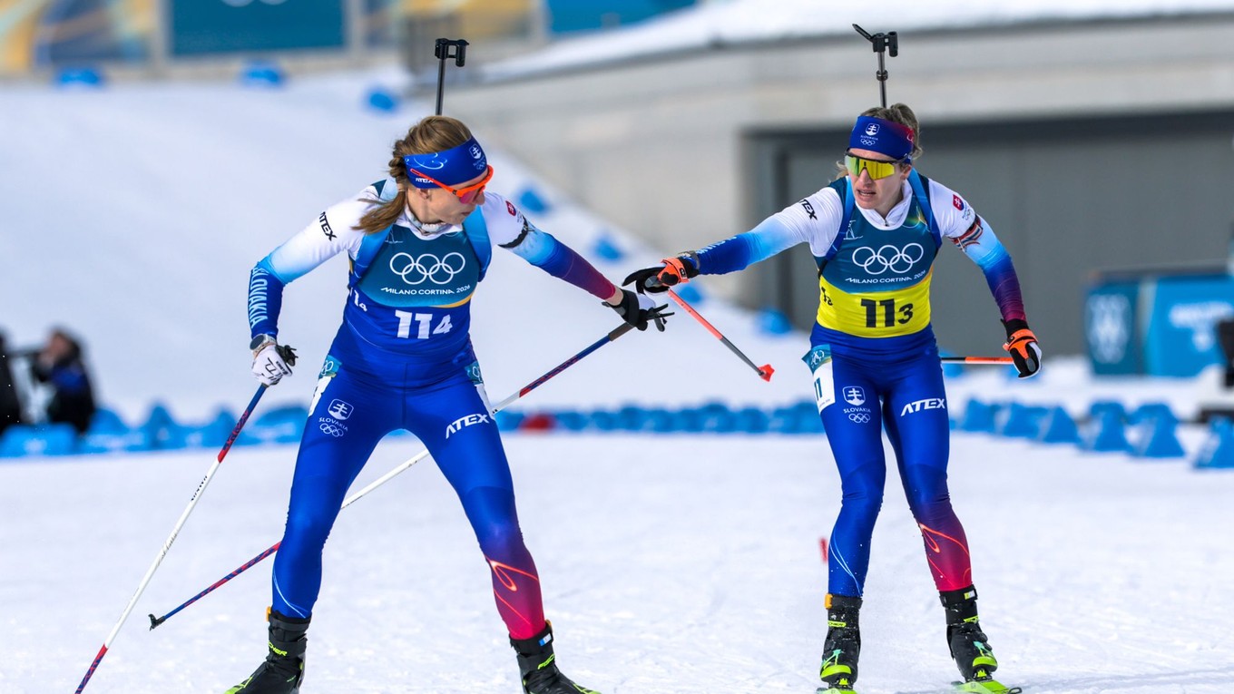 Slovenská biatlonistka Anastasia Kuzminová (vľavo), ktorej odovzdáva štafetu Paulína Bátovská Fialková (vpravo) počas zmiešanej štafety na 4x6 km na zimných olympijských hrách v Anterselve 